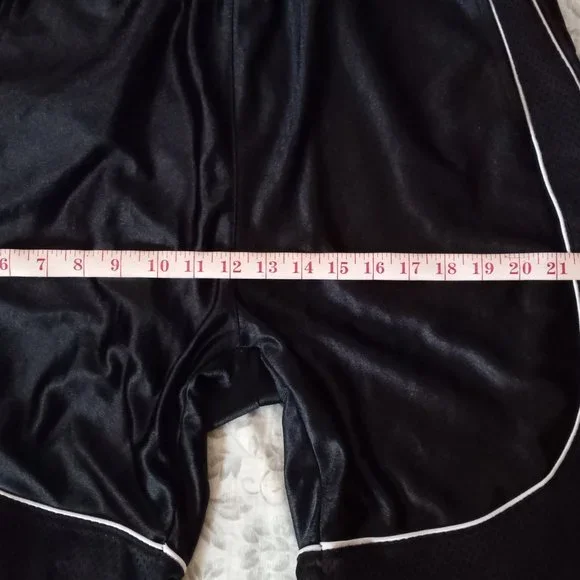 Black shorts. - Picture 5 of 8